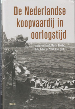 boekomslag met foto zinkend schip en sloep met geredden