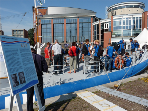 Zaandam, 22 augustus 2015 - MBO-scholieren aan boord tijdens SAIL 2015 scholieren aan dek van De Zeemanspot